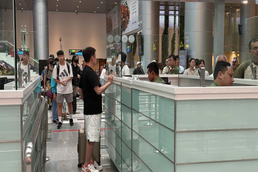 how to book fast track at danang airport