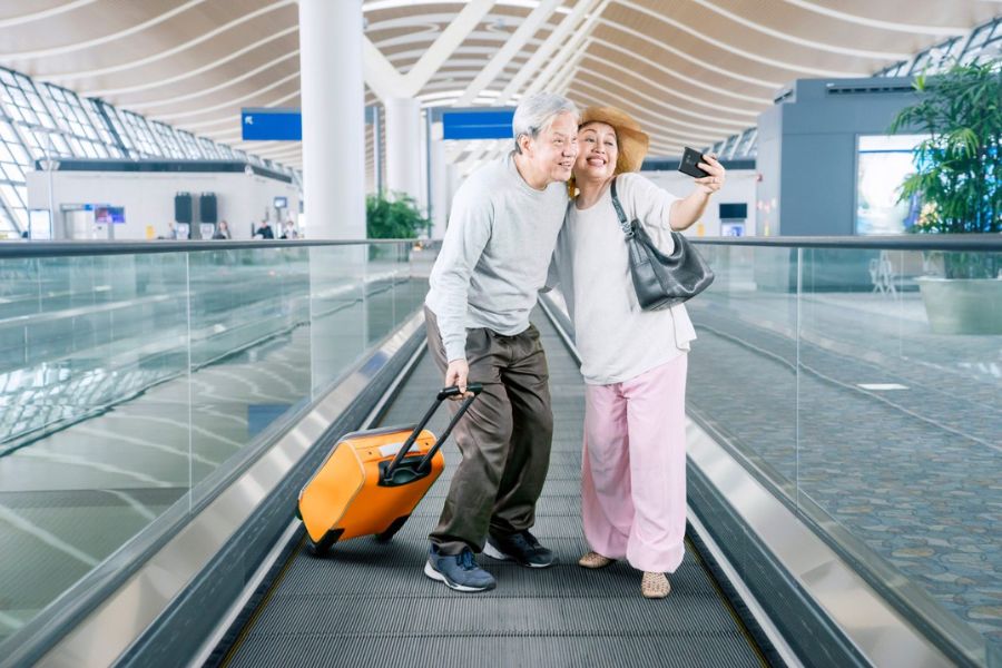 Supporting Elderly Parents During Airport Procedures